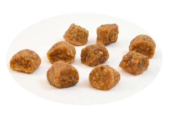 La viande de chien dépouille la machine saccadée d'aliment pour animaux familiers de bâtons avec le système automatique de plateau