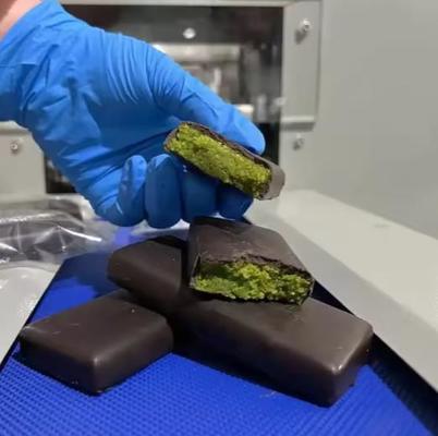 Barre gonflée de riz de sucrerie/barre de chocolat faisant la machine avec la formation et la coupure