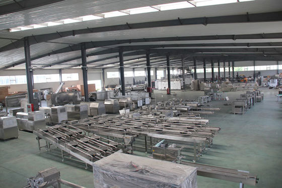 Le chien saccadé de poulet traite la ligne festins saccadés de production alimentaire d'animal familier de casse-croûte de chien formant la machine