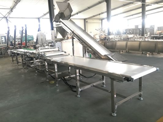 Les festins saccadés la ligne de expulsion d'aliments pour chiens