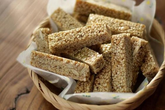 Barre fragile de céréale de sucrerie d'arachide faisant la machine, découpeuse de barre de céréale