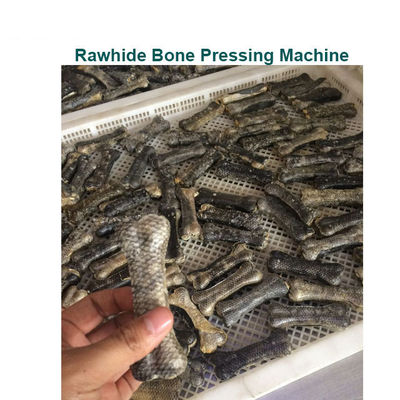 Os de chien de fabricant d'aliment pour animaux familiers faisant machine le cuir vert poursuivre le traitement de mastications