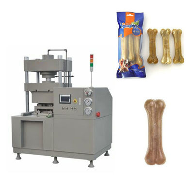 L'animal familier dentaire mâche les machines pressées d'os de cuir vert avec la peau de vache, peau de porc, tendons de boeuf