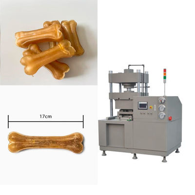Chien mâchant l'os de chien de casse-croûte faisant la machine, installation de fabrication d'aliment pour animaux familiers