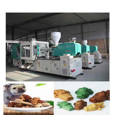L'animal familier moulé par soins dentaires mâchant des aliments pour chiens faisant la machine pour l'animal familier traite