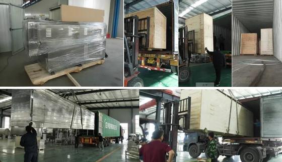 Le chien traite la machine d'extrudeuse d'animal familier de casse-croûte