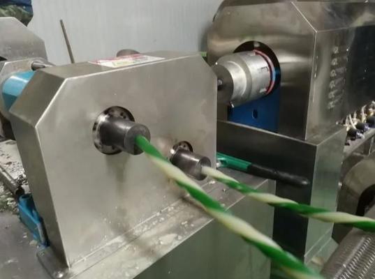 Ligne de expulsion festins de petits d'os de chien casse-croûte de festins de soins dentaires de torsion faisant la machine